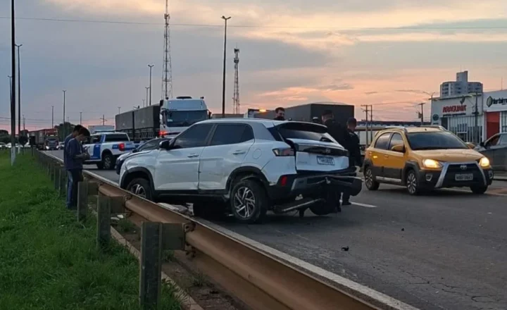 Motorista fica ferida após carro bater de frente com carreta na BR-364
