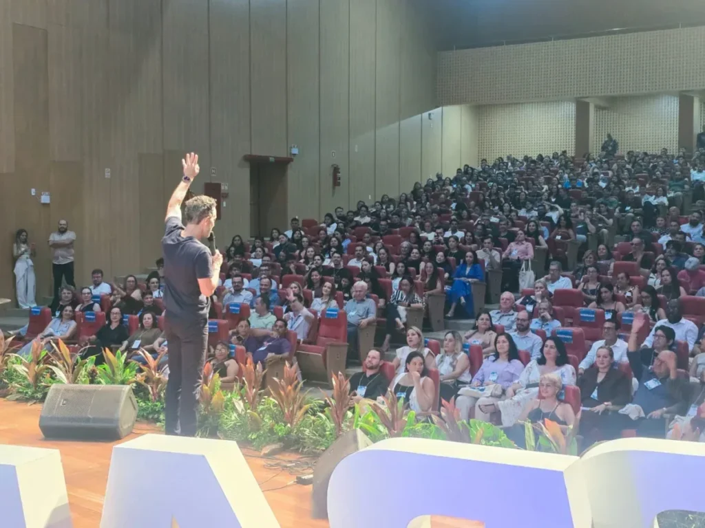 Com palestras de Thiago Godoy e Felipe Titto, Conecta Gestão e Negócios lota teatro Palácio das Artes