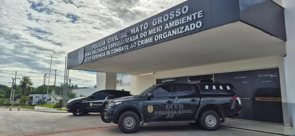 No MT: Polícia Civil cumpre mandados contra advogados suspeitos de falsificar de decisão judicial para favorecer líder de facção