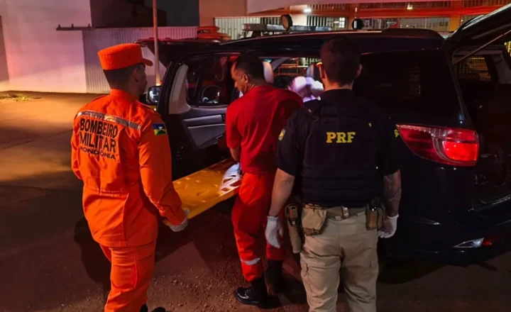 Bebê nasce dentro de viatura da PRF durante auxílio à gestante na BR-425, em Guajará-Mirim/RO