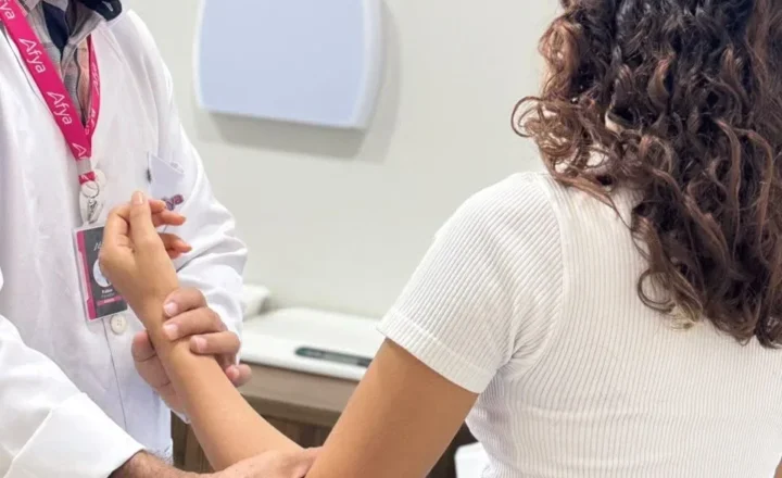 Dor no pescoço, ombros e mãos: uso prolongado de telas pode sobrecarregar músculos e articulações