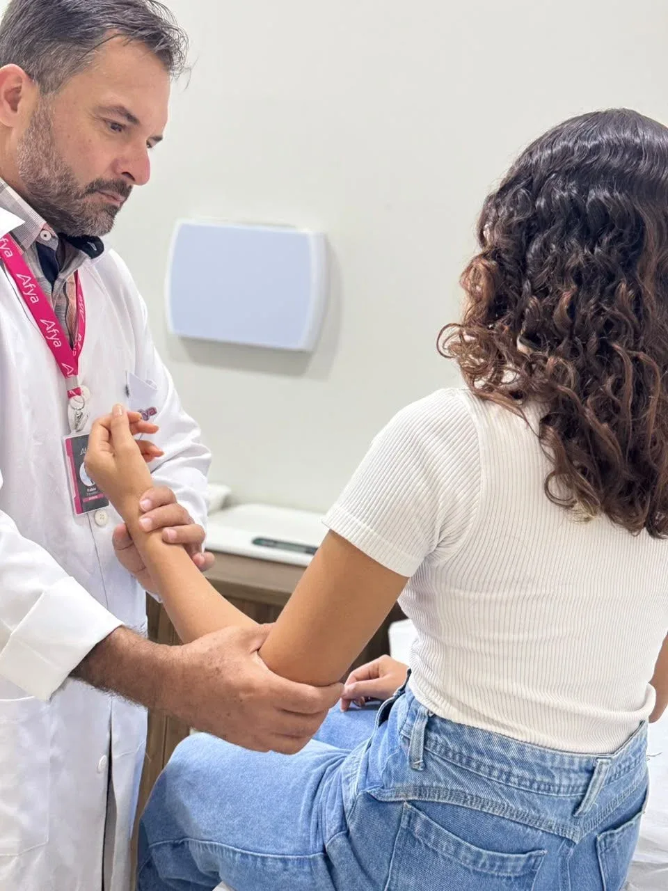 Dor no pescoço, ombros e mãos: uso prolongado de telas pode sobrecarregar músculos e articulações