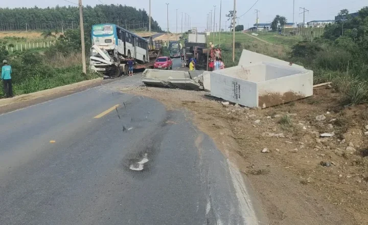 Carreta tomba após manobra na BR-364 e atinge caminhão no sentido contrário