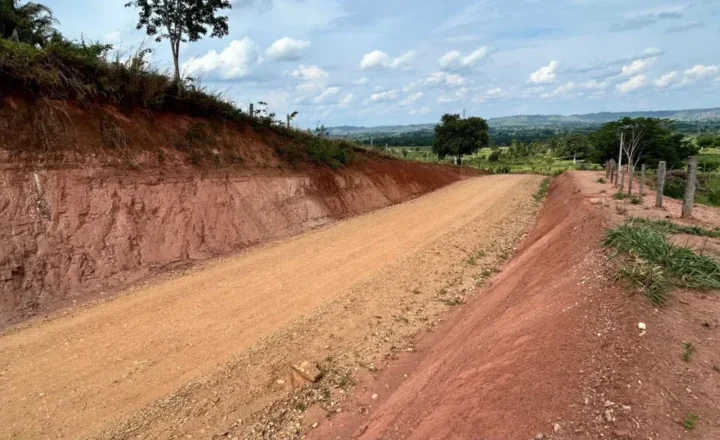 Rebaixamento de morros facilita o tráfego nas rodovias de Corumbiara com articulação do deputado Ezequiel Neiva