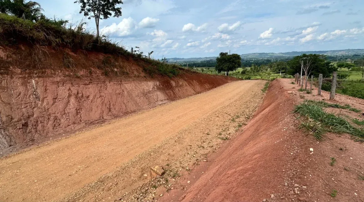 Rebaixamento de morros facilita o tráfego nas rodovias de Corumbiara com articulação do deputado Ezequiel Neiva
