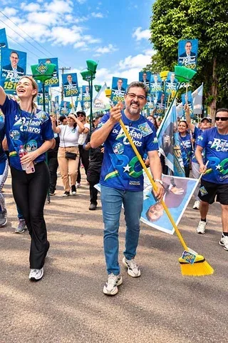 A vassoura que simboliza uma campanha vitoriosa A vassoura que simboliza uma campanha vitoriosa