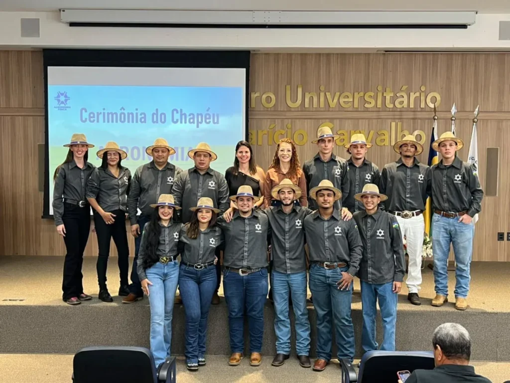 Cerimônia do Chapéu emociona acadêmicos de Agronomia da FIMCA e celebra sonhos construídos em família
