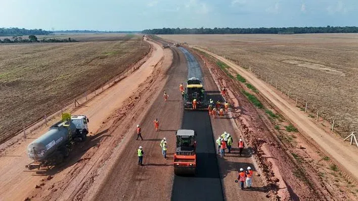 Acesso ao Porto Novo avança com pavimentação de 3 quilômetros e construção de pontes