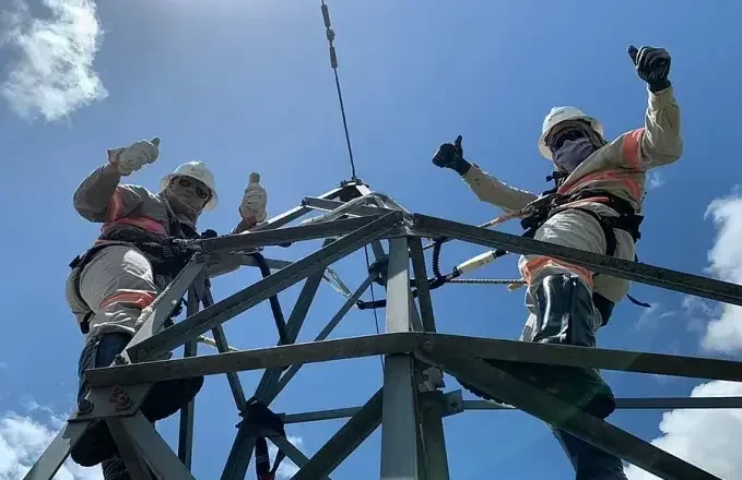 Cerca de mil eletricistas atuam para levar energia aos rondonienses. Profissão é celebrada neste sábado (17)