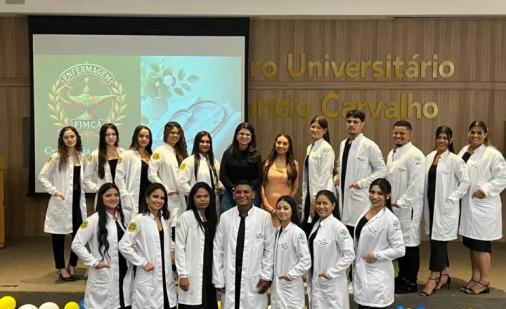 Cerimônia do Jaleco marca início da jornada de acadêmicos de Enfermagem da FIMCA