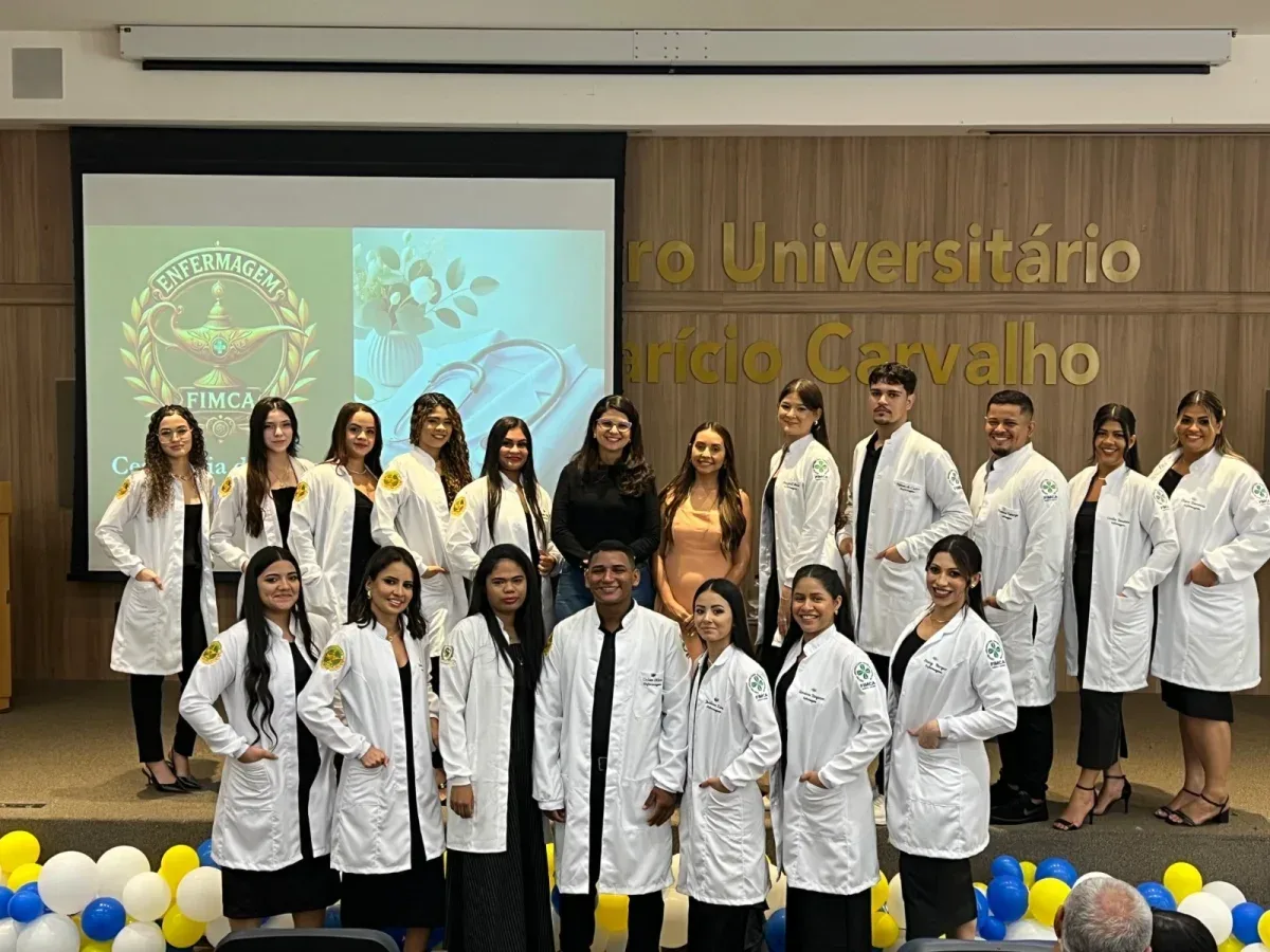 Cerimônia do Jaleco marca início da jornada de acadêmicos de Enfermagem da FIMCA