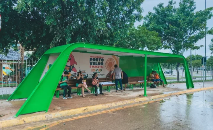 Novo abrigo de ônibus oferece mais conforto e tecnologia aos passageiros em Porto Velho