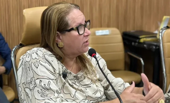 Vereadora Ellis Regina destaca articulação na revisão do PCCR da Educação e reforça papel dos sindicatos: “Vitória da valorização”
