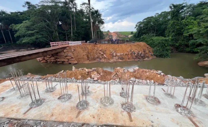 Deputado Pedro Fernandes destaca avanço da obra da ponte sobre o Rio Cujubim