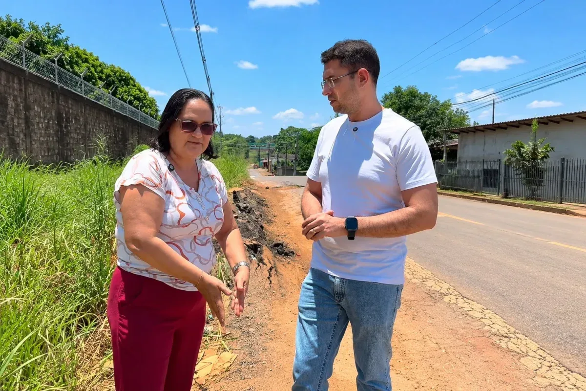 Pedro Geovar cobra melhorias em frente à Escola Padre Zenildo