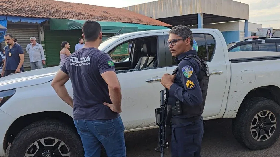 Homem é morto a tiros dentro de caminhonete ao lado da filha de 5 anos em Ariquemes, RO Homem é morto a tiros dentro de caminhonete ao lado da filha de 5 anos em Ariquemes, RO