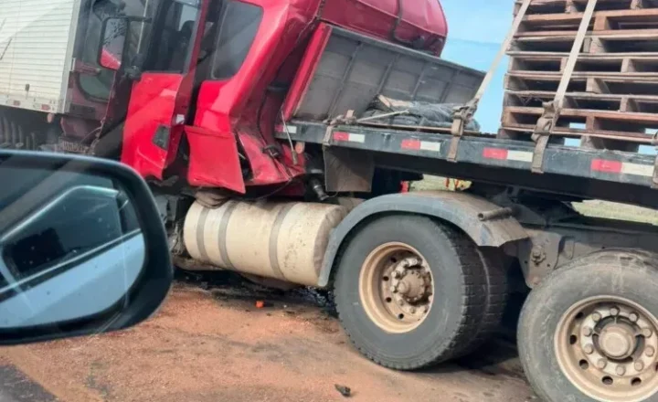 Grave acidente entre três carretas é registrado na BR-364