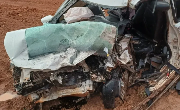 Homem morre após caminhonete aquaplanar e bater em picape em RO