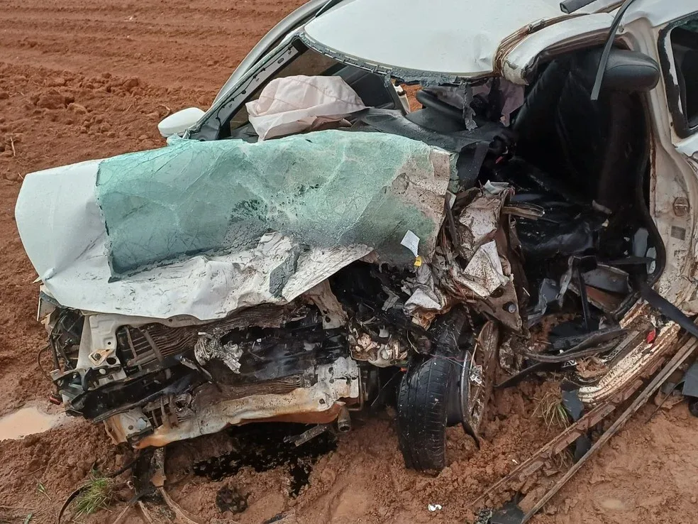 Homem morre após caminhonete aquaplanar e bater em picape em RO