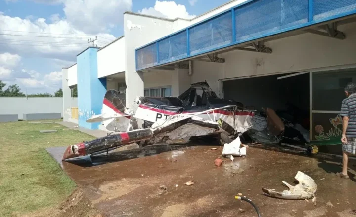 Avião agrícola cai e destrói parede de creche em MT