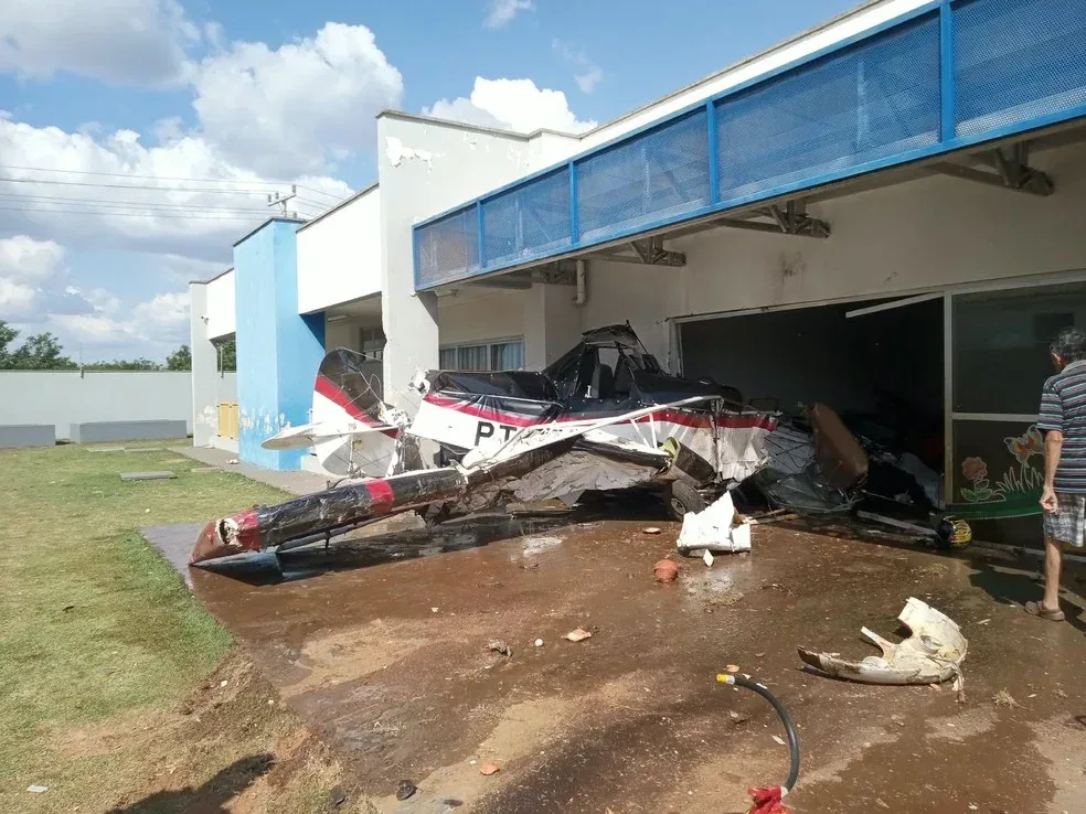 Avião agrícola cai e destrói parede de creche em MT