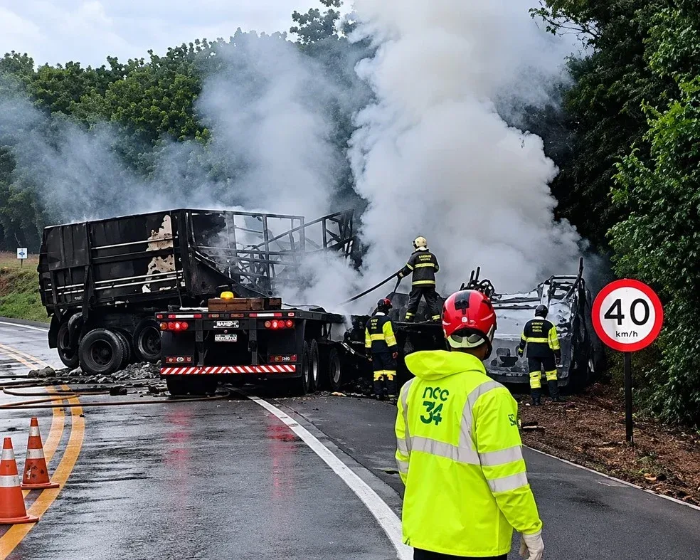Motorista morre carbonizado após batida entre veículos na BR-364 em RO