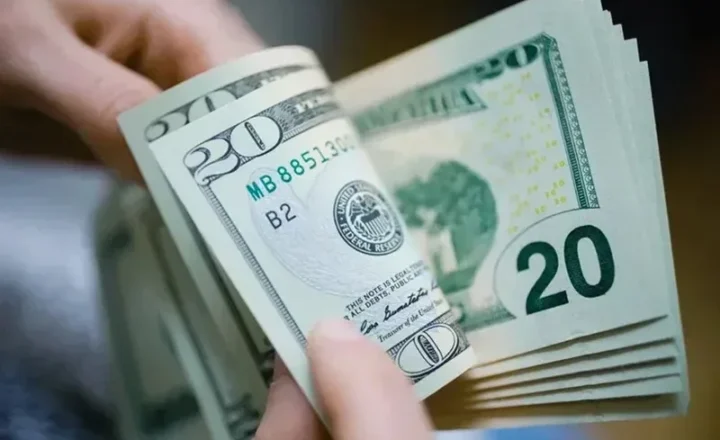 Dólar sobe com Flávio à frente de Lula em pesquisa, enquanto Bolsa cai com realização de lucros