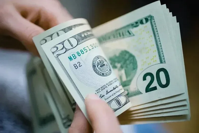 Dólar sobe com Flávio à frente de Lula em pesquisa, enquanto Bolsa cai com realização de lucros Dólar sobe com Flávio à frente de Lula em pesquisa, enquanto Bolsa cai com realização de lucros