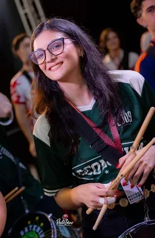 Letícia, hoje aos 22 anos, aos 8 ensinando e aprendendo (FotoShow) - Gente de Opinião