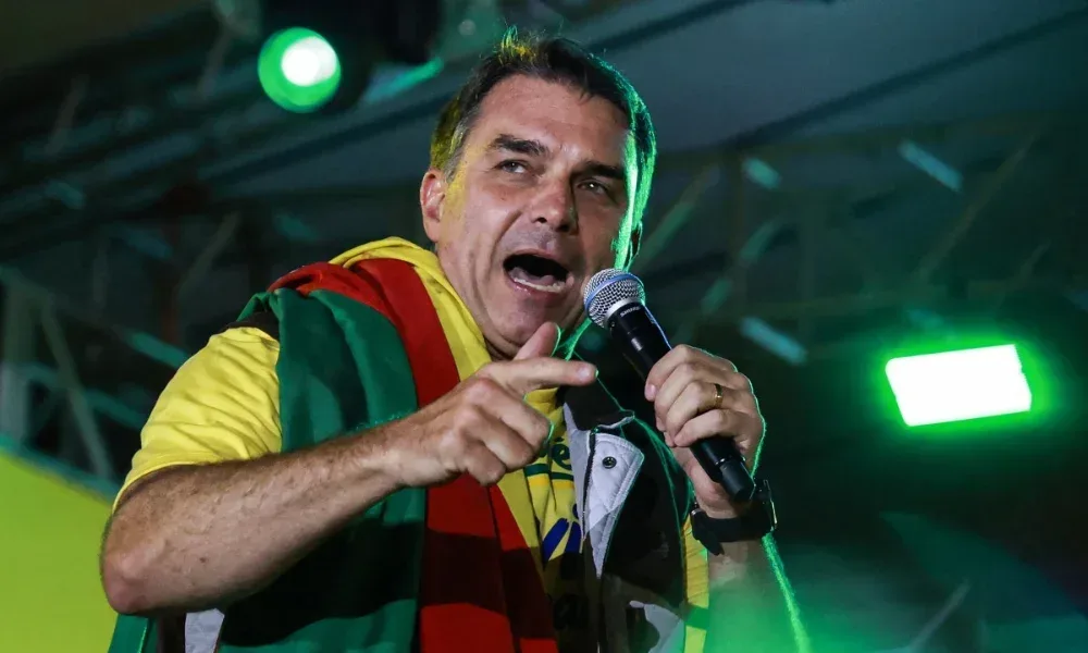 Flávio diz que aceita abrir sigilo se Lula divulgar dados do cartão corporativo Flávio diz que aceita abrir sigilo se Lula divulgar dados do cartão corporativo