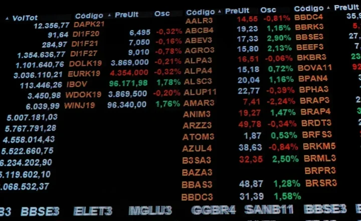 Ibovespa despenca 16% em negociações e dólar salta após vitória de Lula