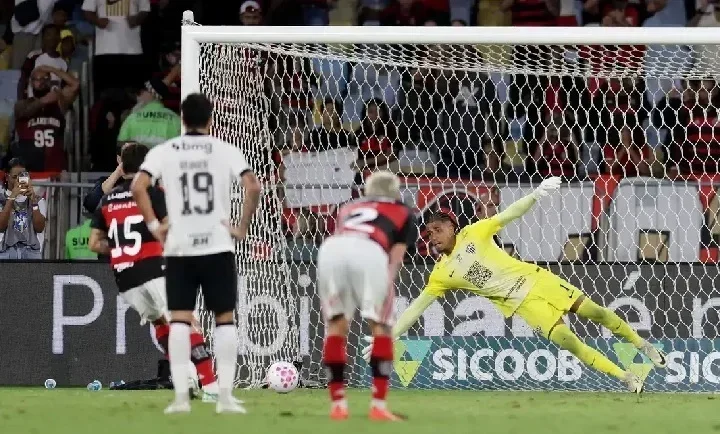 Gol nos acréscimos assegura Flamengo na liderança do Brasileirão