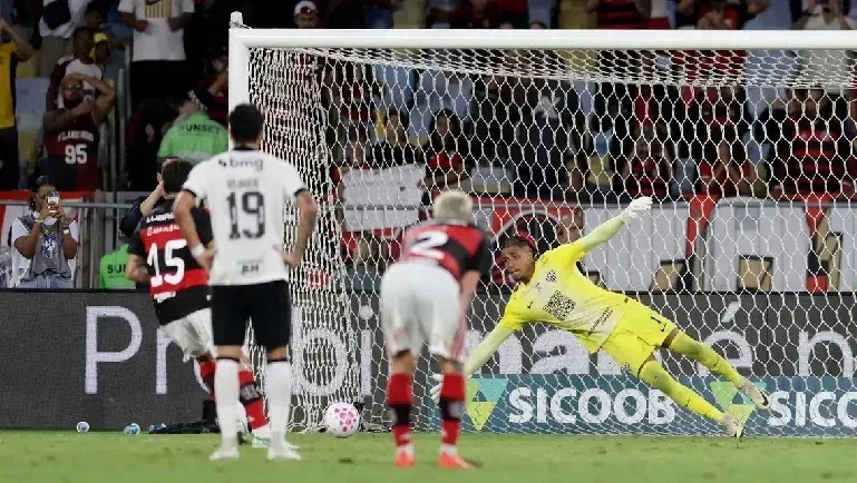 Gol nos acréscimos assegura Flamengo na liderança do Brasileirão Gol nos acréscimos assegura Flamengo na liderança do Brasileirão