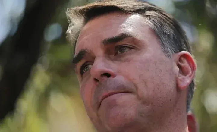 Flávio Bolsonaro deixa o Brasil rumo aos EUA após ofensiva de Moraes depois das eleições Flávio Bolsonaro deixa o Brasil rumo aos EUA após ofensiva de Moraes depois das eleições