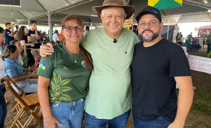Pé no chão, dedo de prosa e aperto de mão. Carlos Magno, que agradece aos amigos pela receptividade