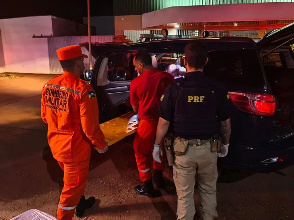 Bebê nasce dentro de viatura da PRF durante auxílio à gestante em Rondônia Bebê nasce dentro de viatura da PRF durante auxílio à gestante em Rondônia