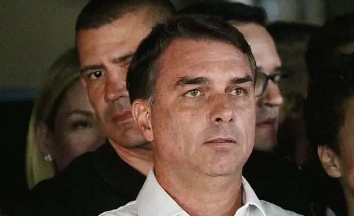 Em live, Flávio fala em usar Congresso como ‘trincheira’ e diz que saiu do país ‘pelo Brasil’