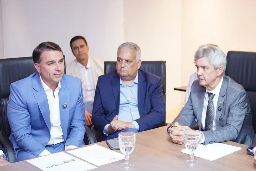 Flávio Bolsonaro se reúne com senador Bagattoli e FPA para discutir os rumos do setor produtivo