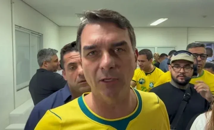 Flávio Bolsonaro diz que enfrenta ‘inimigos mentirosos’ e Brasil passa por ‘guerra espiritual’