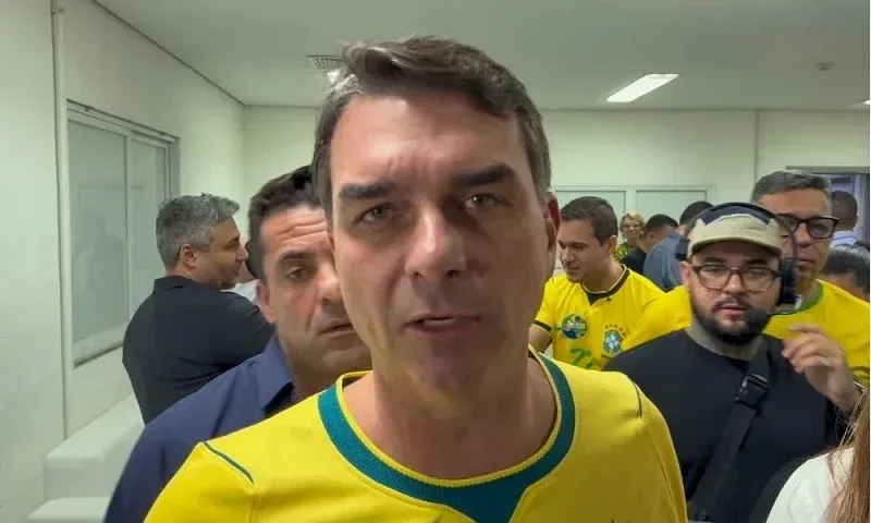 Flávio Bolsonaro diz que enfrenta ‘inimigos mentirosos’ e Brasil passa por ‘guerra espiritual’ Flávio Bolsonaro diz que enfrenta ‘inimigos mentirosos’ e Brasil passa por ‘guerra espiritual’