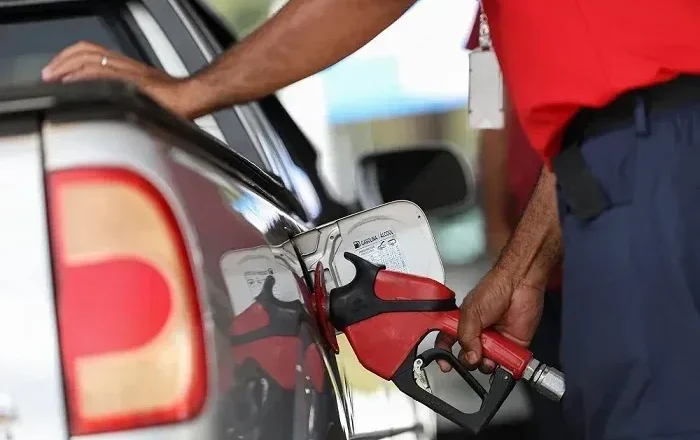 Às vésperas do 2º turno, governo Lula zera impostos federais da gasolina por um mês