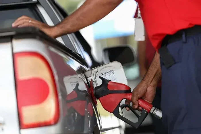 Às vésperas do 2º turno, governo Lula zera impostos federais da gasolina por um mês Às vésperas do 2º turno, governo Lula zera impostos federais da gasolina por um mês