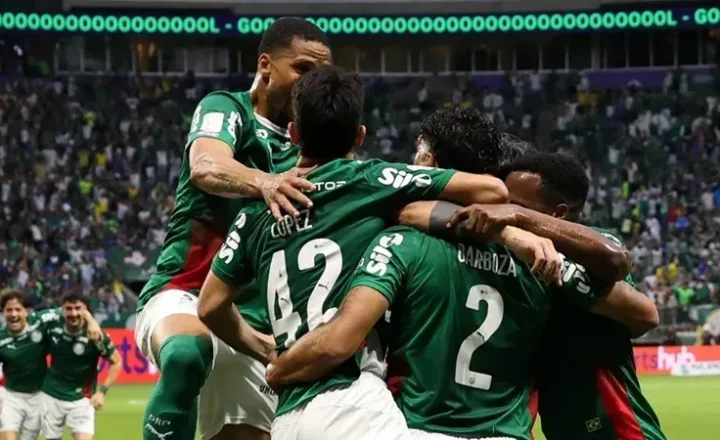 Palmeiras goleia o Corinthians por 4 a 1, amplia crise do rival e segue na briga pelo título