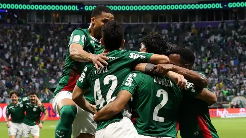 Palmeiras goleia o Corinthians por 4 a 1, amplia crise do rival e segue na briga pelo título